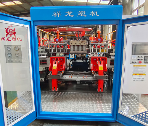 23、全自動(dòng)一出四吹瓶機(jī)1.jpg